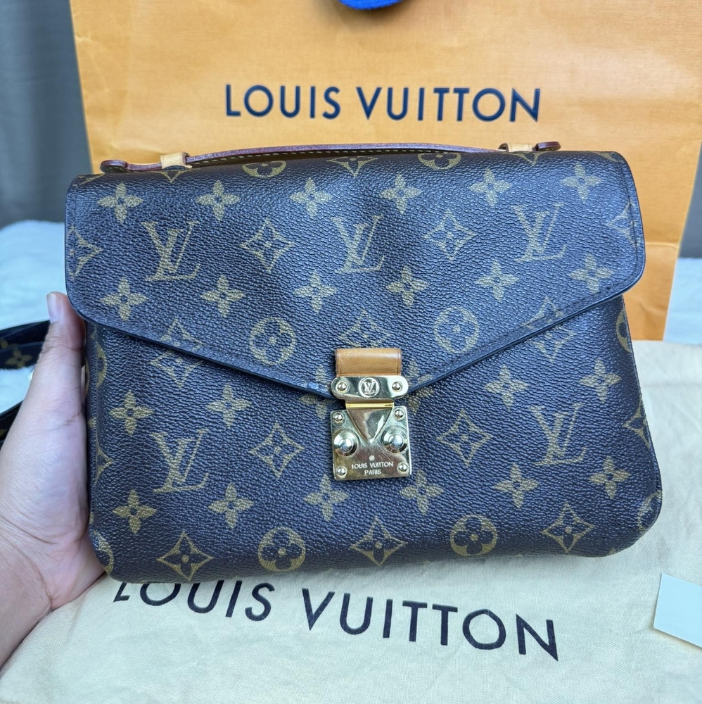 ** SOLD ** Louis Vuitton Metis Monogram Pochette Bag